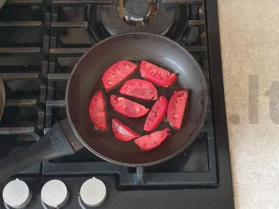 Kiaušinienė su sūriu ir sultingais pomidorais Žingsnis 2