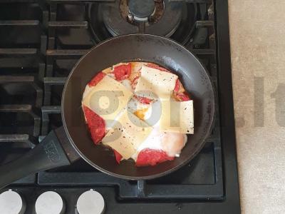Kiaušinienė su sūriu ir sultingais pomidorais Žingsnis 4