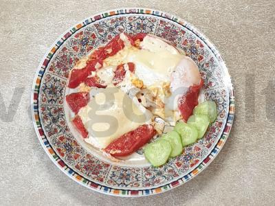 Kiaušinienė su sūriu ir sultingais pomidorais pagrindine nuotrauka