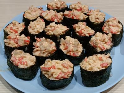 Gunkanai su krabų lazdelėmis ir aštriu padažu pagrindine nuotrauka