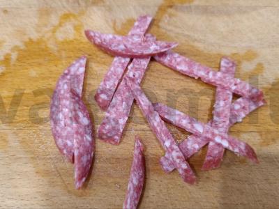 Salotos su saliami dešra ir sūriu Žingsnis 1