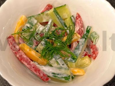 Salotos su saliami dešra ir sūriu pagrindine nuotrauka