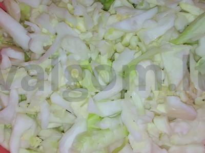 Salotos su kopūstais, agurkais ir servelatu Žingsnis 1