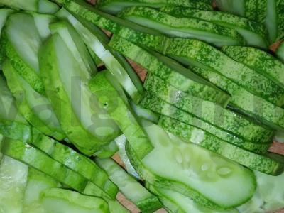 Salotos su kopūstais, agurkais ir servelatu Žingsnis 2