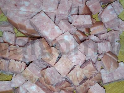 Salotos su kopūstais, agurkais ir servelatu Žingsnis 3