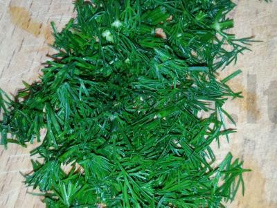 Salotos su kopūstais, agurkais ir servelatu Žingsnis 4