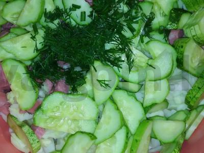 Salotos su kopūstais, agurkais ir servelatu Žingsnis 5