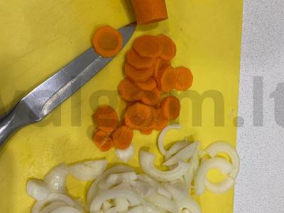 Keptas ungurys su morkomis ir svogūnais Žingsnis 2