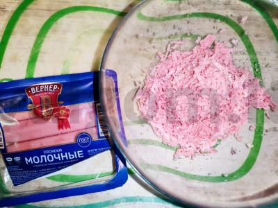 Karšti sumuštiniai su dešrelėmis, sūriu ir baziliku Žingsnis 1