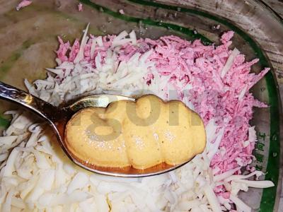 Karšti sumuštiniai su dešrelėmis, sūriu ir baziliku Žingsnis 3