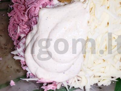 Karšti sumuštiniai su dešrelėmis, sūriu ir baziliku Žingsnis 4