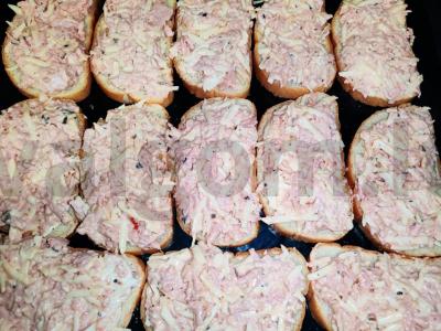 Karšti sumuštiniai su dešrelėmis, sūriu ir baziliku Žingsnis 7