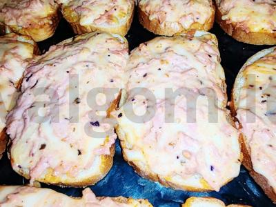 Karšti sumuštiniai su dešrelėmis, sūriu ir baziliku Žingsnis 8