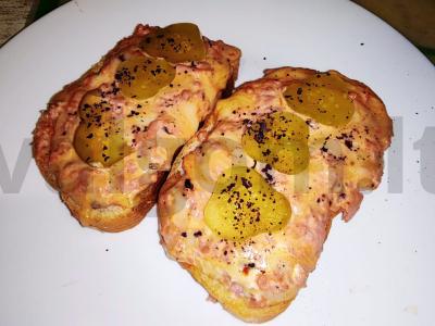 Karšti sumuštiniai su dešrelėmis, sūriu ir baziliku pagrindine nuotrauka