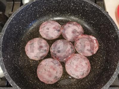 Kiaušinienė su mėgstama dešra Žingsnis 1