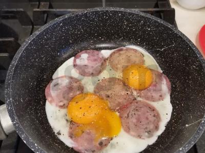 Kiaušinienė su mėgstama dešra Žingsnis 2