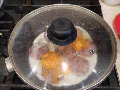 Kiaušinienė su mėgstama dešra Žingsnis 3