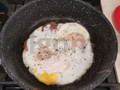 Kiaušinienė su mėgstama dešra Žingsnis 4