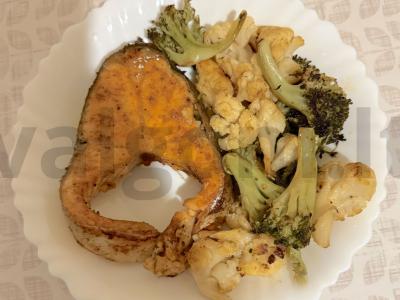 Keptas lašišos steikas su daržovėmis vakarienei pagrindine nuotrauka