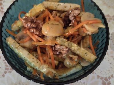 Tofu salotas su grybais ir riešutais pagrindine nuotrauka