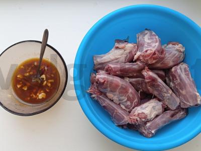 Anties kaklo česnako-medaus marinate su moliūgo ir bulvių garnyru Žingsnis 3