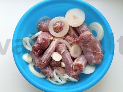 Anties kaklo česnako-medaus marinate su moliūgo ir bulvių garnyru Žingsnis 4