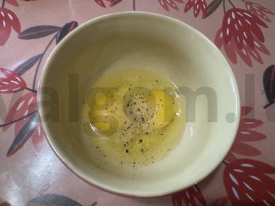 Švelnus omletas su sūriu ir dešrelėmis Žingsnis 1