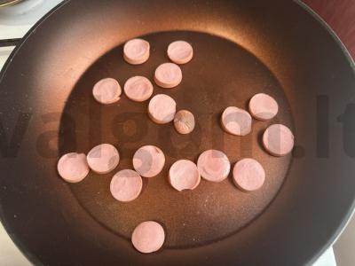 Švelnus omletas su sūriu ir dešrelėmis Žingsnis 2