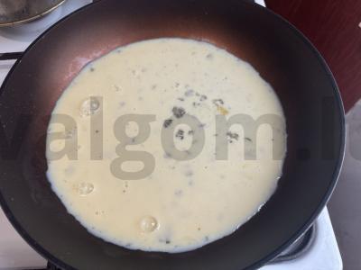 Švelnus omletas su sūriu ir dešrelėmis Žingsnis 4