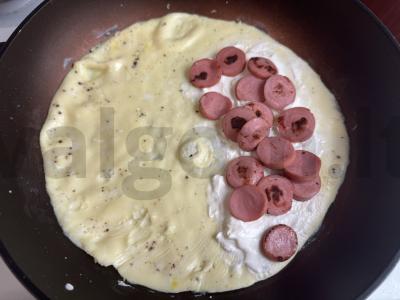 Švelnus omletas su sūriu ir dešrelėmis Žingsnis 6