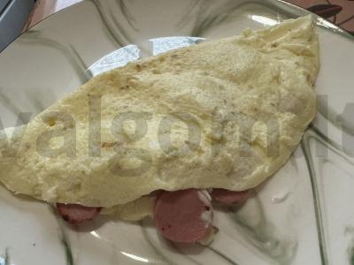 Švelnus omletas su sūriu ir dešrelėmis pagrindine nuotrauka