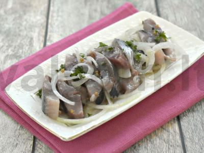 Silkė garstyčių-acto marinate pagrindine nuotrauka