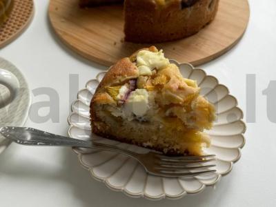 Nektarinų ir varškės pyragas pagrindine nuotrauka