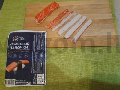 Namų ritinėliai su krabų lazdelėmis ir ikrais Žingsnis 3