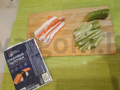 Namų ritinėliai su krabų lazdelėmis ir ikrais Žingsnis 4