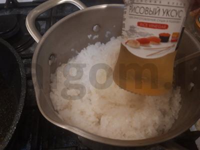 Namų ritinėliai su krabų lazdelėmis ir ikrais Žingsnis 5