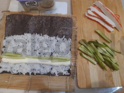 Namų ritinėliai su krabų lazdelėmis ir ikrais Žingsnis 9