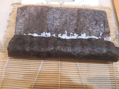 Namų ritinėliai su krabų lazdelėmis ir ikrais Žingsnis 11