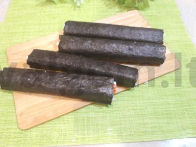 Namų ritinėliai su krabų lazdelėmis ir ikrais Žingsnis 12