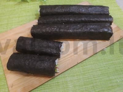 Namų ritinėliai su krabų lazdelėmis ir ikrais Žingsnis 13