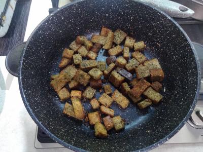 Sausainiai, kepti su prieskoniais ir čili Žingsnis 3