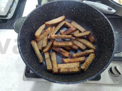 Sausainiai, kepti su prieskoniais ir čili Žingsnis 4