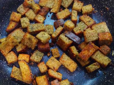 Sausainiai, kepti su prieskoniais ir čili pagrindine nuotrauka