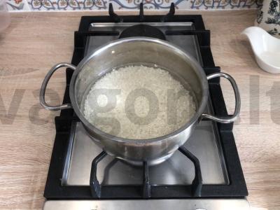 Kepti ritinėliai su raudona žuvimi ir krabų lazdelėmis Žingsnis 1