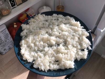 Kepti ritinėliai su raudona žuvimi ir krabų lazdelėmis Žingsnis 3