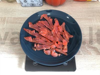 Kepti ritinėliai su raudona žuvimi ir krabų lazdelėmis Žingsnis 4