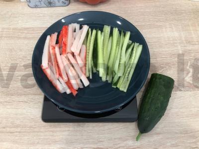 Kepti ritinėliai su raudona žuvimi ir krabų lazdelėmis Žingsnis 5