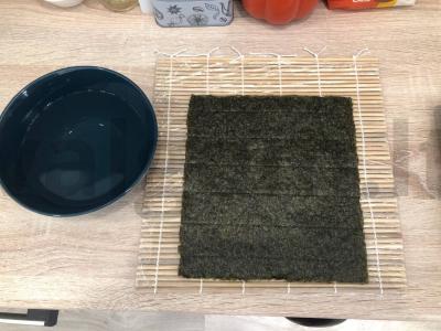 Kepti ritinėliai su raudona žuvimi ir krabų lazdelėmis Žingsnis 6