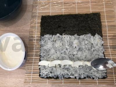 Kepti ritinėliai su raudona žuvimi ir krabų lazdelėmis Žingsnis 7