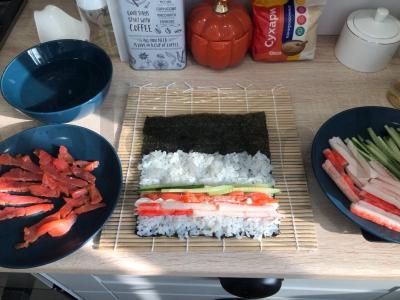 Kepti ritinėliai su raudona žuvimi ir krabų lazdelėmis Žingsnis 8